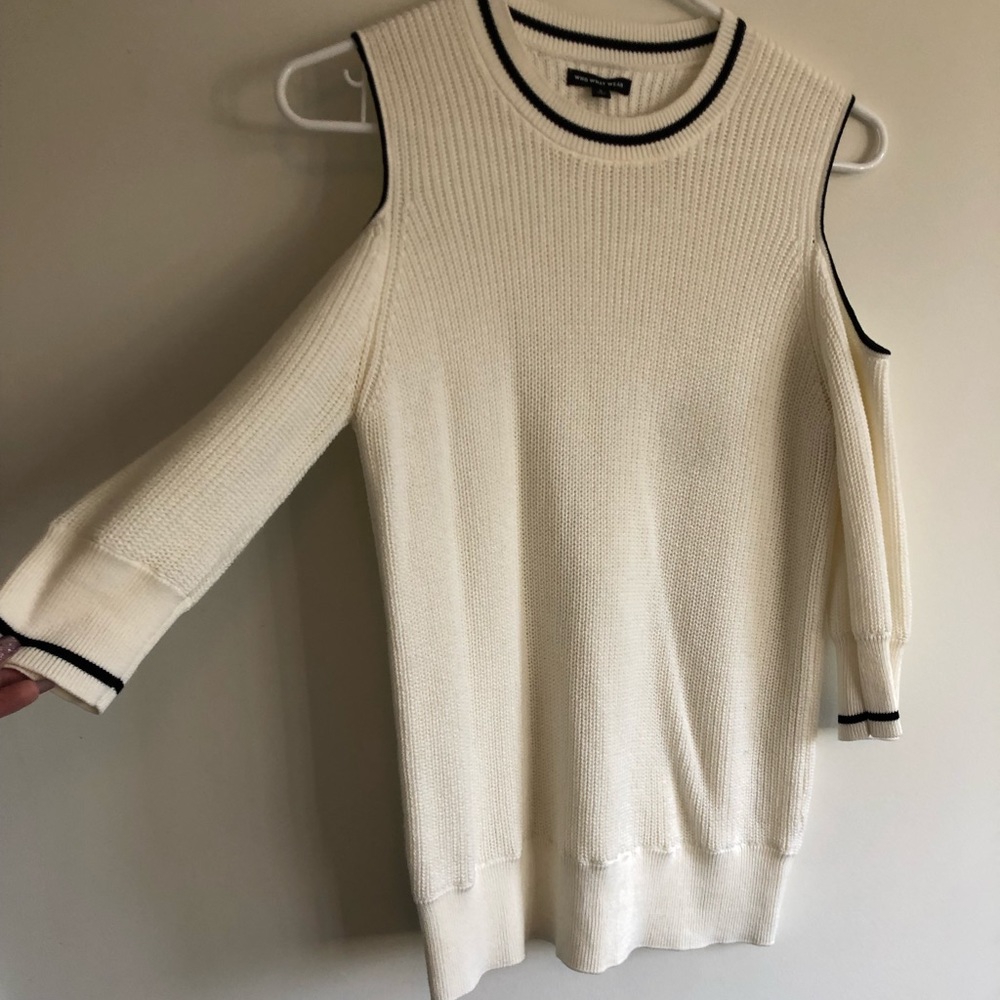 Shoulder-less sweater